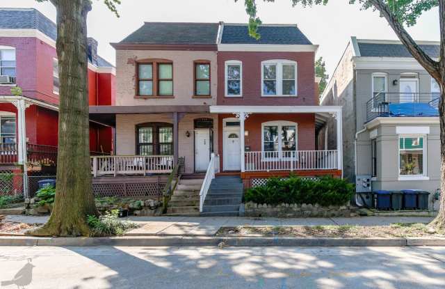 Classic 3 Bedroom Rowhome in Columbia Heights Gallery 3