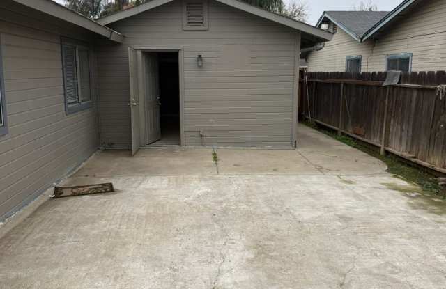 NEWLY RENOVATED 1BD 1BTH!! ALL UTILITIES INCLUDED! APPLY NOW!! - 268 East 10th Street, Merced, CA 95341