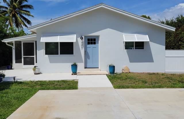 2 Bedroom Duplex in Naples Park - Annual Rental - 707 108th Avenue North, Naples Park, FL 34108