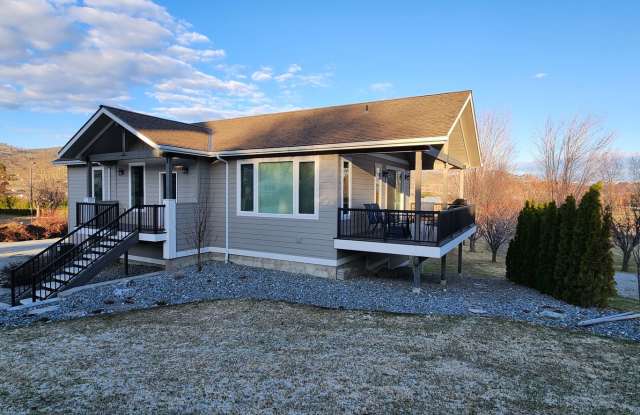 Furnished 4 bedroom/2.5 bath in Manson - Available August 2025 - June 2026 photos photos