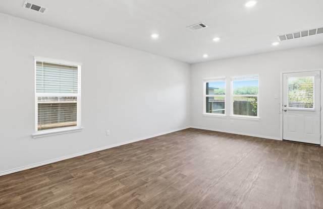 4 Bedroom Home with Primary Suite Downstairs and Community Pool Gallery 4