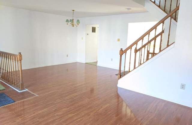 Spacious 3-Bedroom Timonium Townhome with Fireplace, Basement & Central Air Gallery 4