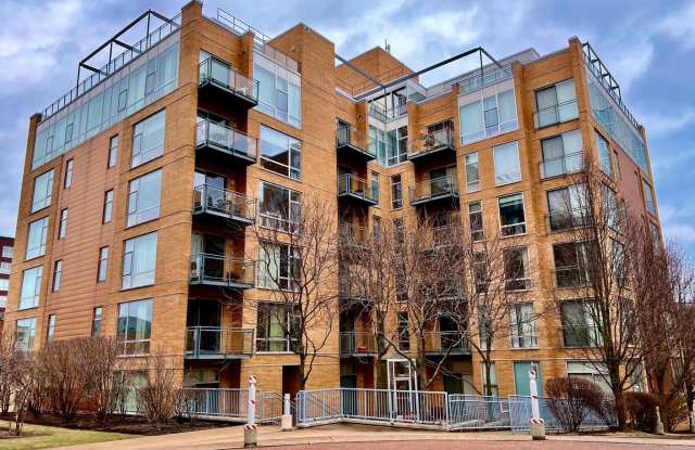 Exquisite 1 Bedroom / 1.5 Bathroom Downtown Evanston Condo w/ Garage Parking INCLUDED in Rent! - 1740 Oak Avenue, Evanston, IL 60201