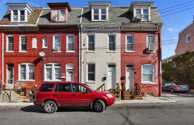 Spacious 5 Bedroom, 1 Bath Home! photos photos