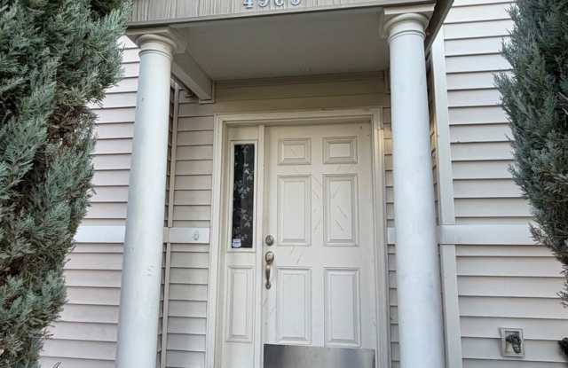 3 bed 3.5 bath Townhome available on Rd 68! Gallery 3