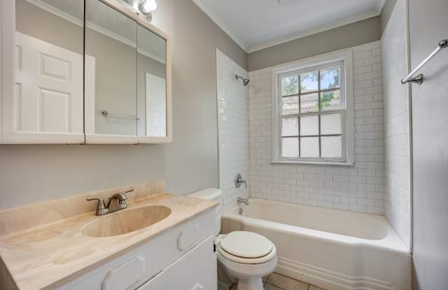 FREE MONTH RENT! Freshly Updated 3 Bedroom House Gallery 4