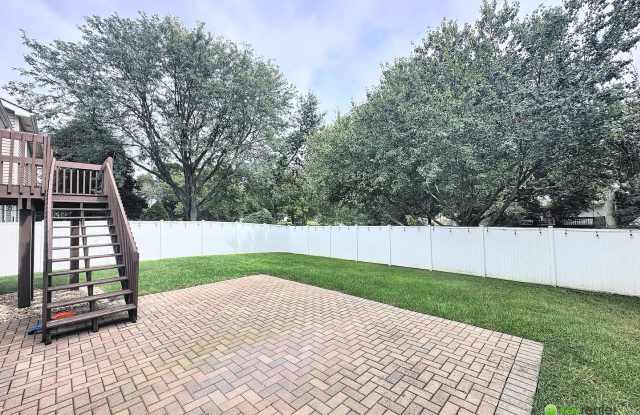 Spacious & Updated 3 BR Single-Family Home for Rent in Naperville! Gallery 3