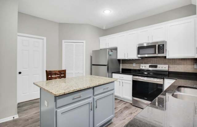 2 Bedroom 2 Bath Beautiful Modern Living in Maple Grove for $2,150/month! 2 Stall Garage Included! Gallery 3