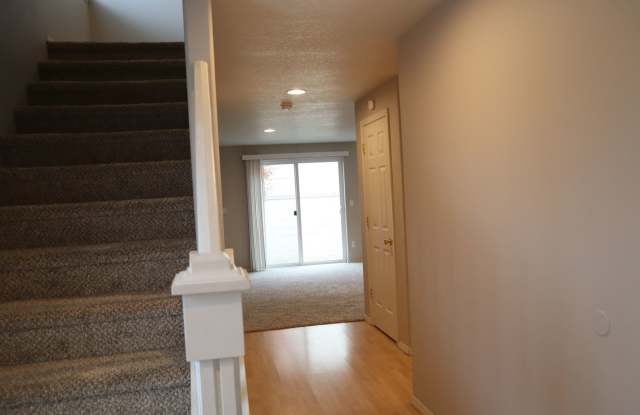 MOVE-IN SPECIAL - Spacious Salmon Creek Townhome for Lease - 13920 NE 7th Ct. Gallery 3