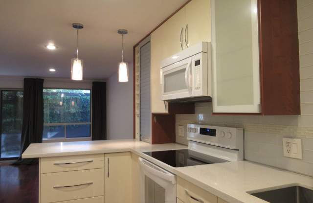 Modern 2 bedroom, 1.5 bath condo in the gated Tukwila community Gallery 4