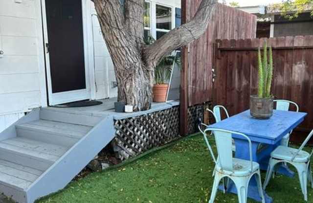 609 1/2 Milwood Avenue photos photos