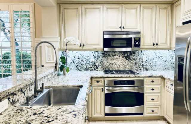 $4,495.00 / 1600 sq.ft - 3 bdrm/2.5 bth Vantis Twnhse w/ panoramic view Gallery 1