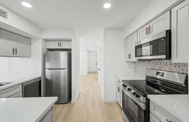 Remodeled 3BR End Unit Townhome in South Tempe | Private Yard + Covered Parking photos photos