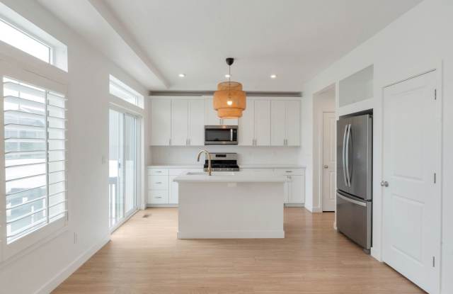 Like New, Modern Spotless w 2 car attached! Gallery 4