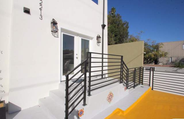2213 Hyperion Avenue Gallery 3