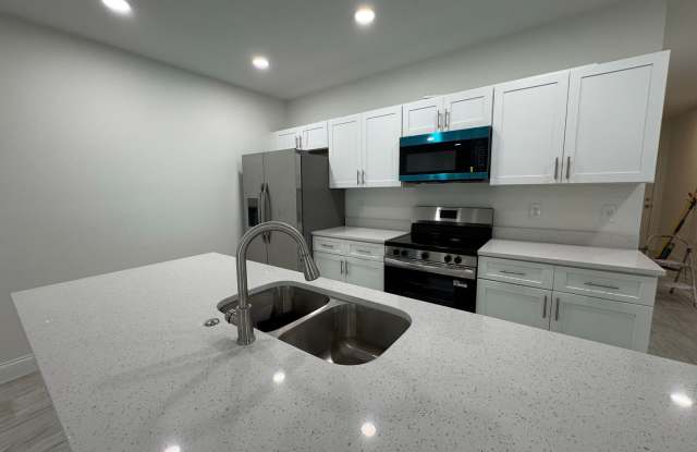 Brand new Beautiful 4/2 home Gallery 4
