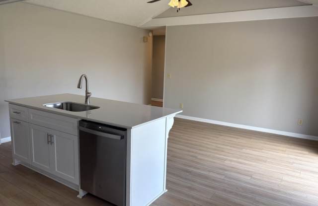 127 Holiday Court Gallery 3
