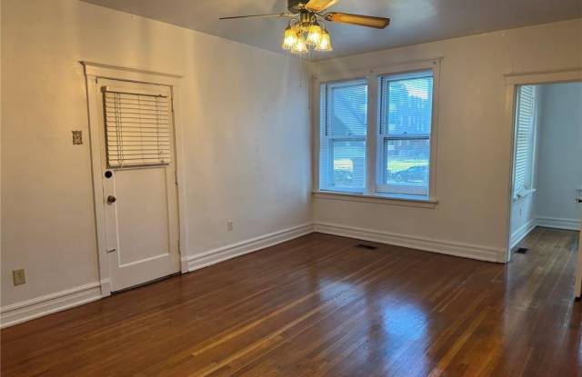 5147 Waterman Boulevard Gallery 3