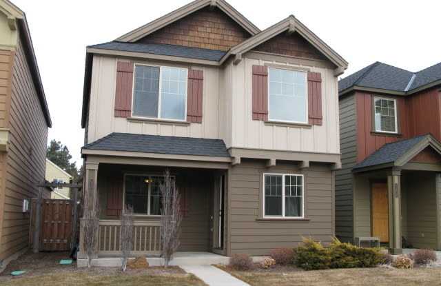 MOVE IN SPECIAL $500 OFF FIRST MONTH RENT / SE Bend neighborhood with community pool photos photos