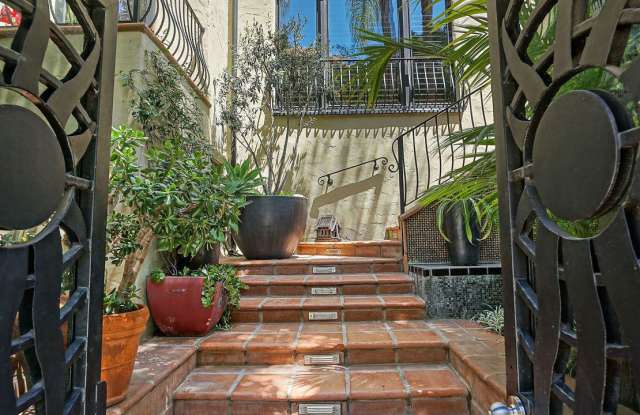1908 North CURSON Avenue Gallery 3