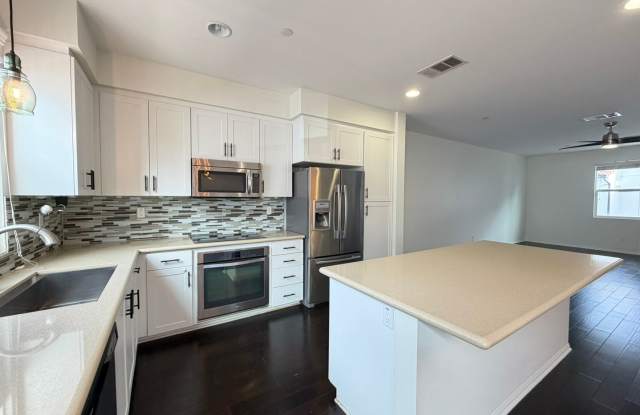 Energy-Efficient 3BR Townhome in Prime Carlsbad Location Gallery 3