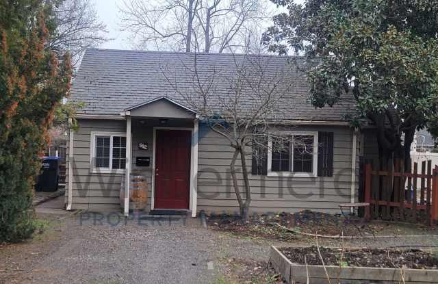 512 Columbia *Charming Cottage with Private, Fenced Backyard and Ample Storage* photos photos