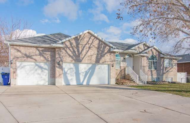 2127 South 2000 West Syracuse - 2127 South 2000 West, Syracuse, UT 84075