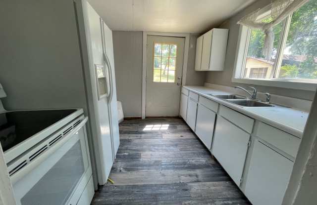 Roomy 1.5 Bed 1 Bath Home Gallery 3