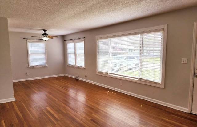 Charming Bunglow in Delaware Neighborhood Close To MSU & Mercy Hospital - 1247 East Bennett Street, Springfield, MO 65804