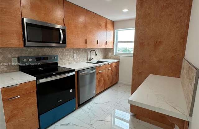 245 18th St - 245 18th Street, Miami Beach, FL 33139