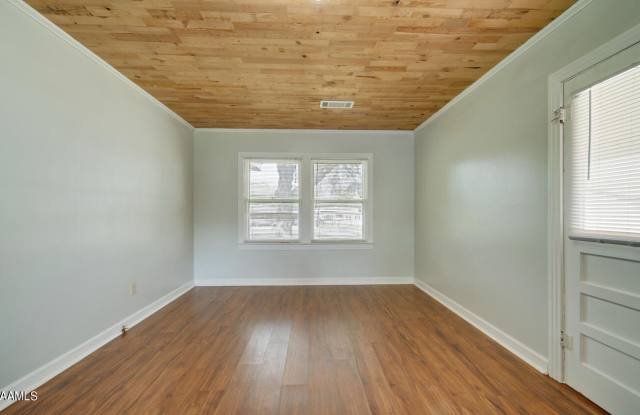 216 E Milton Avenue Gallery 4