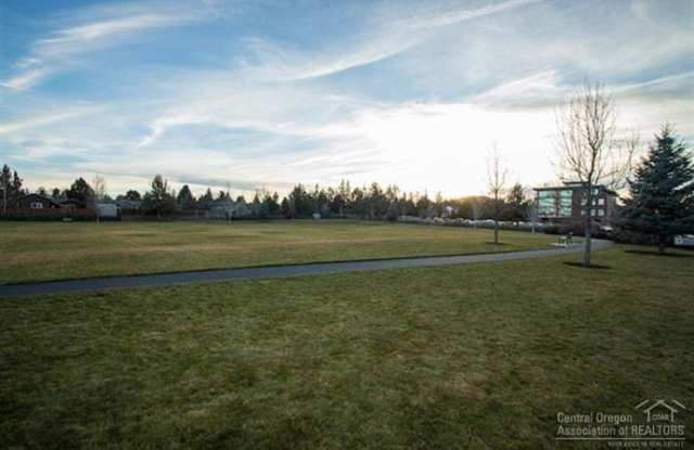 NE House Pet Friendly, 4 Bdrm, 2.5 Bath, Bonus Room, Office, Gas Heat/fireplace, A/C Gallery 3