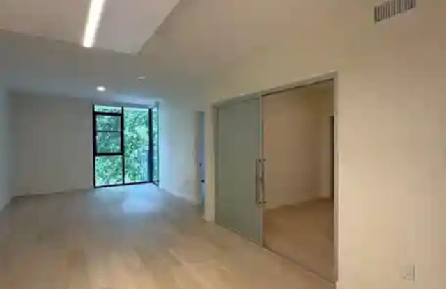 8 Arkansas St Gallery 3