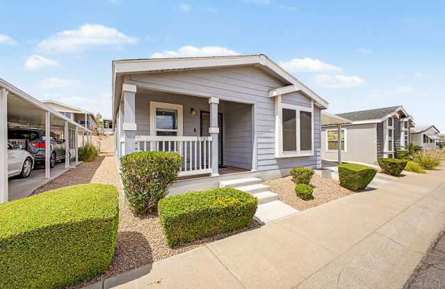 GORGEOUS 2/2 bed/bath HOME / 55+ Phoenix Community Gallery 4