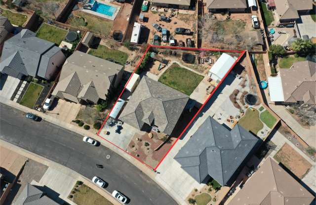 6 Bed/4 Bath Home with Walkout Basement and Extra Storage! Fully Fenced! photos photos