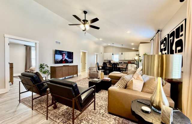New 5BR Retreat With Hot Tub 2 Living Areas WC, OH Gallery 4