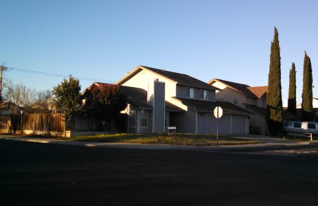 Huge 3 Bedroom 2.5 Bath Corner Lot Home for Rent! photos photos