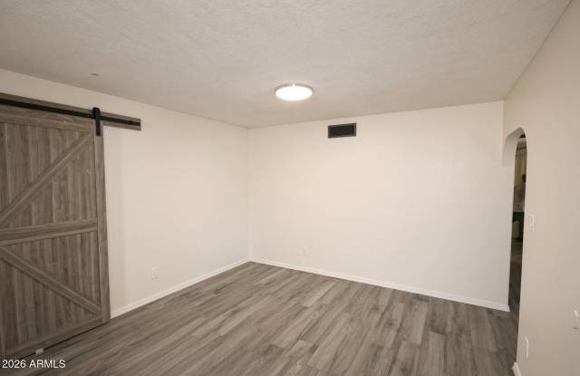 5009 W BEVERLY Lane Gallery 4
