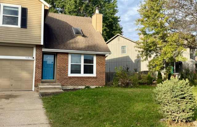 {10639} Spacious Duplex in Prime Location + Finished Basement + Award Winning Blue Valley Schools Gallery 1