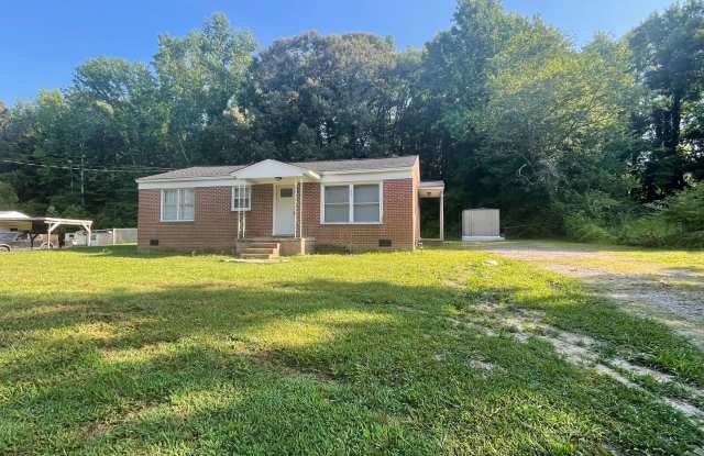 Newly renovated 3 bedroom 1 bath brick ranch home sitting on a large lot and on a quiet street in Gastonia - 914 Holder Drive, Gaston County, NC 28052