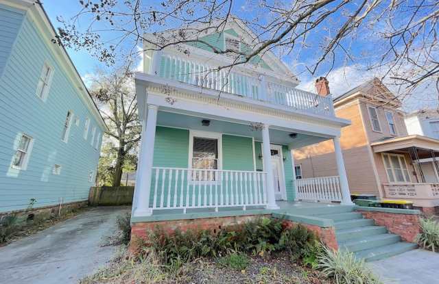 3 BED | 2 BATH | DOWNTOWN | HUGE YARD | OFF-STREET PARKING photos photos