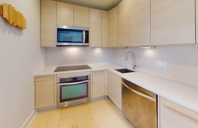 Top Floor Updated One Bedroom W/Sleek Appliances, Washer/Dryer Combo in Amazing Location! Gallery 3