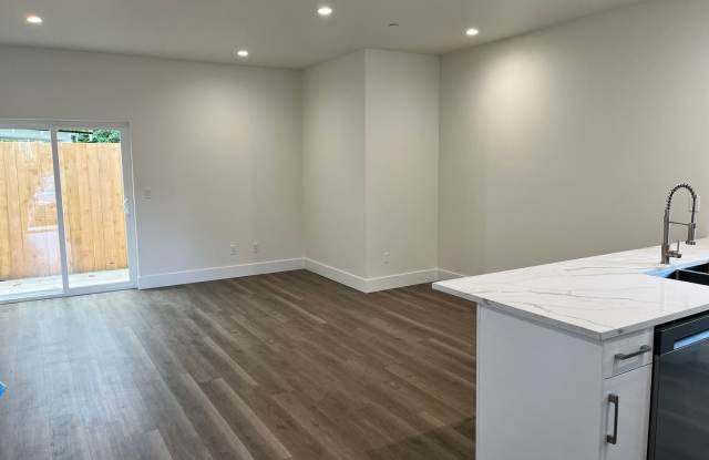 Brand New 3 bedroom, 2.5 Bath Townhomes Gallery 4