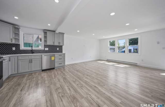 124 Mansfield Avenue Gallery 4