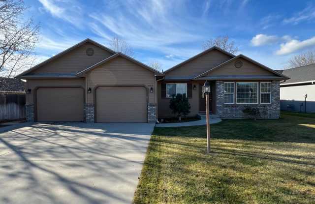 3 bedroom 2 bath in a beautiful, spacious Meridian Neighborhood! - 3009 North Big Rock Place, Meridian, ID 83646