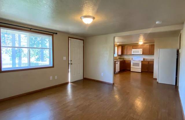 Spacious & Bright 2-Bedroom, 1-Bath upper-level fourplex- Two Weeks Free Rent for a Move In before October 1st! Gallery 3
