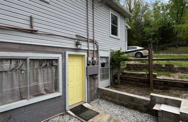 2 bedroom duplex MINIMALIST'S DREAM / all appliances with office - 664 West Whillock Street, Fayetteville, AR 72701