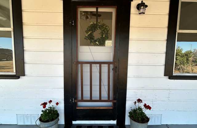 Charming Country Home - 2 bedroom 1 bath Gallery 3
