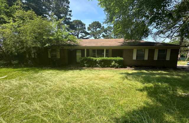 Introducing a charming 3-bedroom, 2-bathroom house located on the desirable West side of Russellville, AR. photos photos
