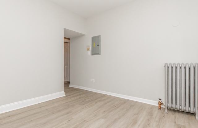 2722 W Rosemont Avenue Gallery 3